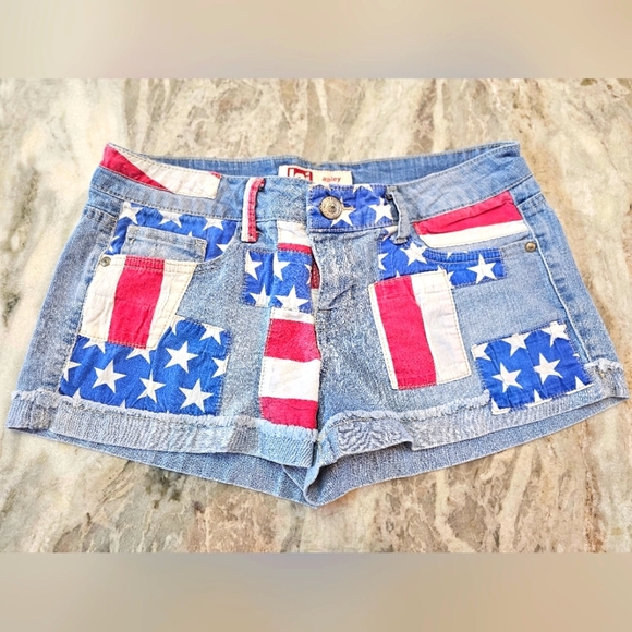 l.e.i. Ashley Flag Patch Denim Shorts Juniors 9 Low Rise USA Stars Stripes - Picture 1 of 8